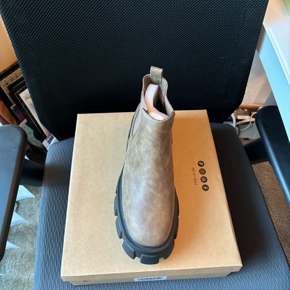 Womens boots - Picture 2 of 5